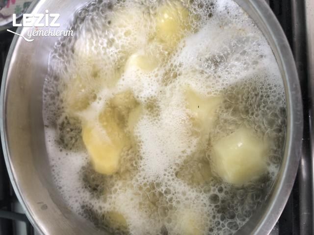 Nefis Yoğurtlu Patates Salatası Tarifi