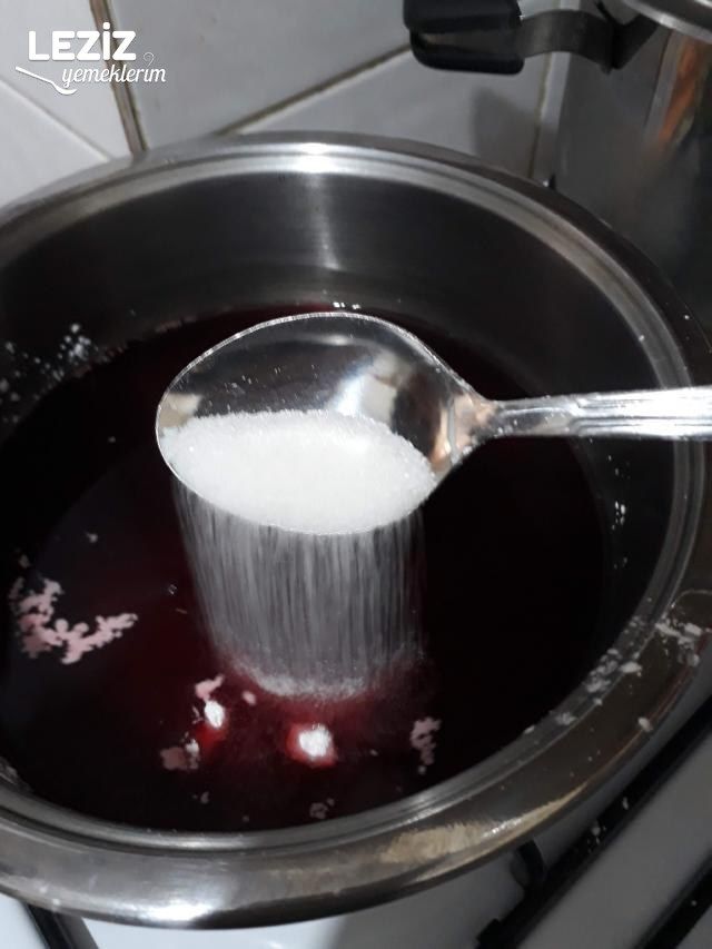 Vişne Jölesi Tatlısı