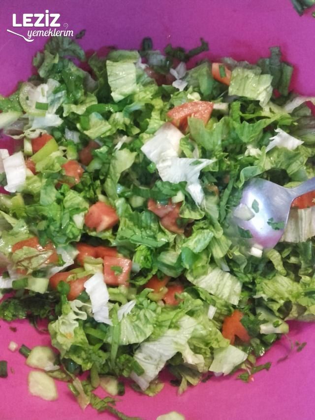 Hellim Peynirli Salata Tarifi