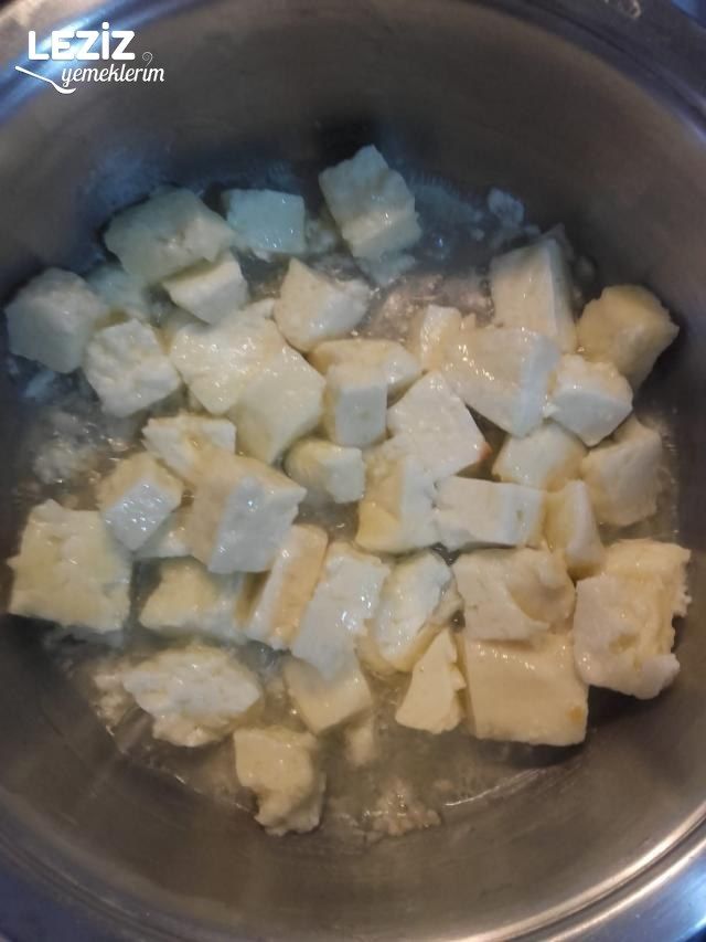 Hellim Peynirli Salata Tarifi