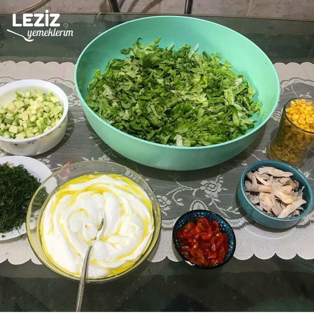 Tavuklu Marul Salatası