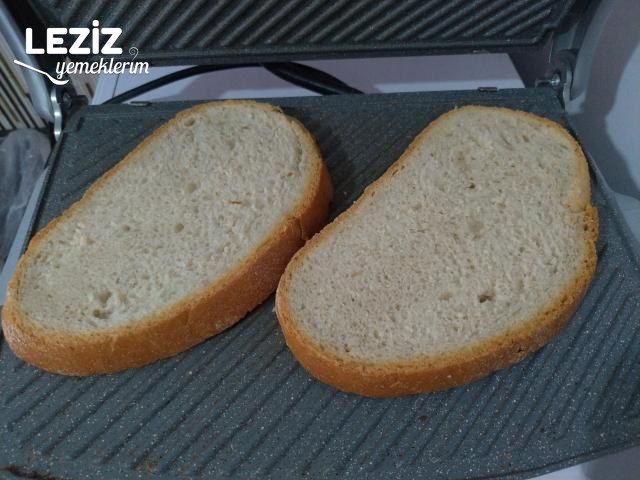 Domatesli Kaşarlı Tost