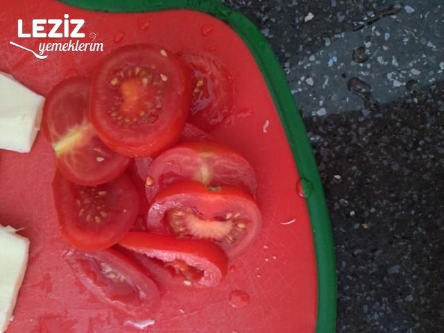 Domatesli Kaşarlı Tost