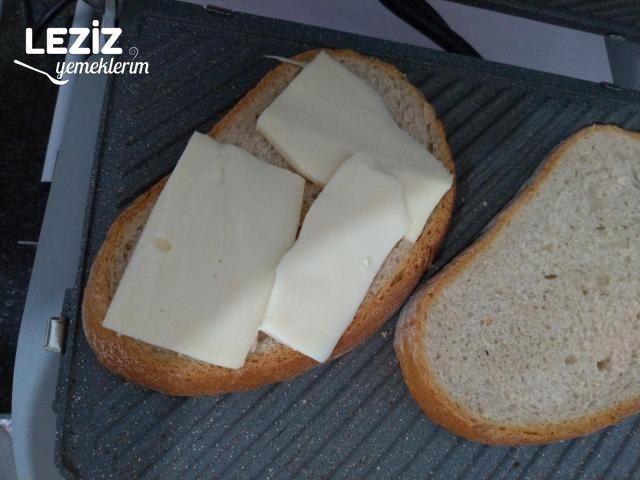 Domatesli Kaşarlı Tost