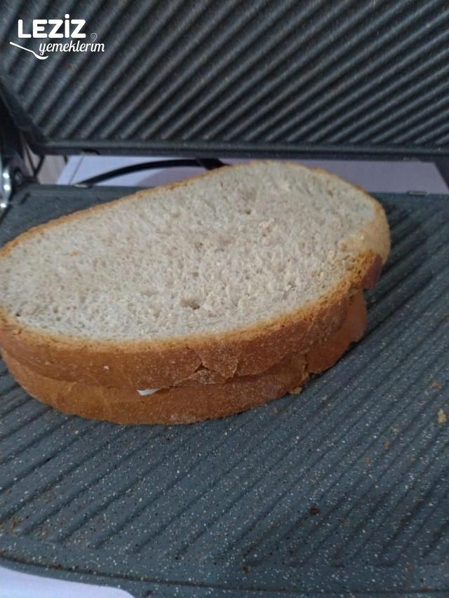 Domatesli Kaşarlı Tost