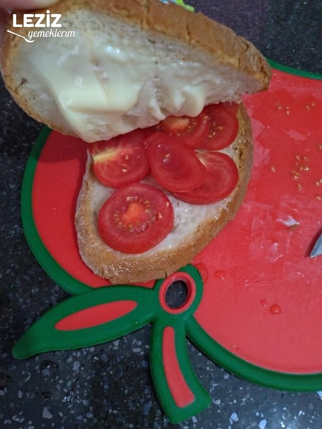Domatesli Kaşarlı Tost