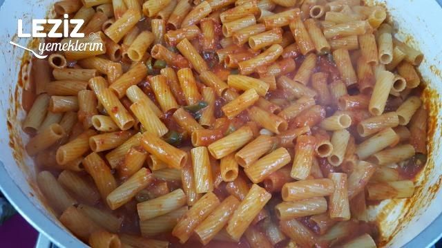 Yoğun Soslu Sarımsaklı Makarna