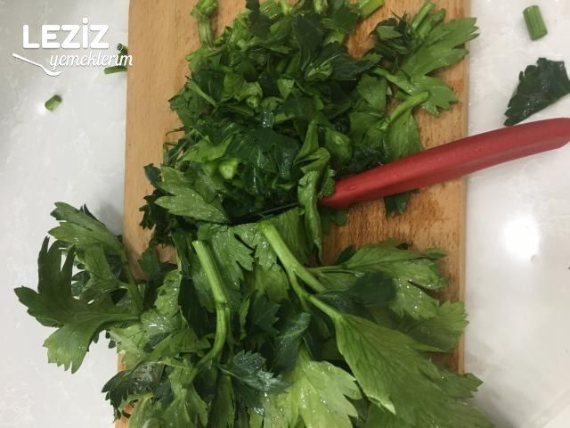 Yumurtalı Kereviz Yaprağı Yemeği