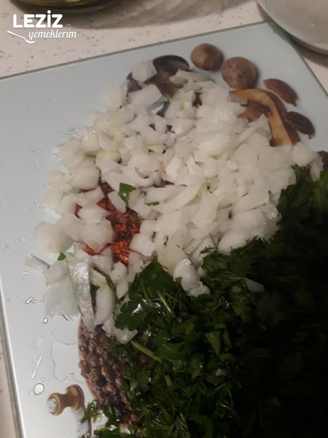 Közlenmiş Patlıcan Salatası Nasıl Yapılır?