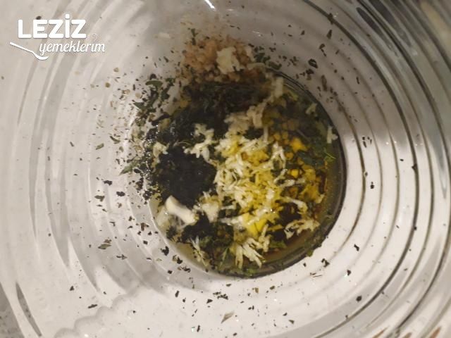 Közlenmiş Patlıcan Salatası Nasıl Yapılır?