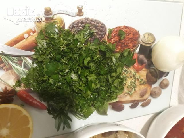 Közlenmiş Patlıcan Salatası Nasıl Yapılır?