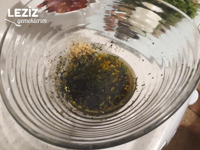 Közlenmiş Patlıcan Salatası Nasıl Yapılır?