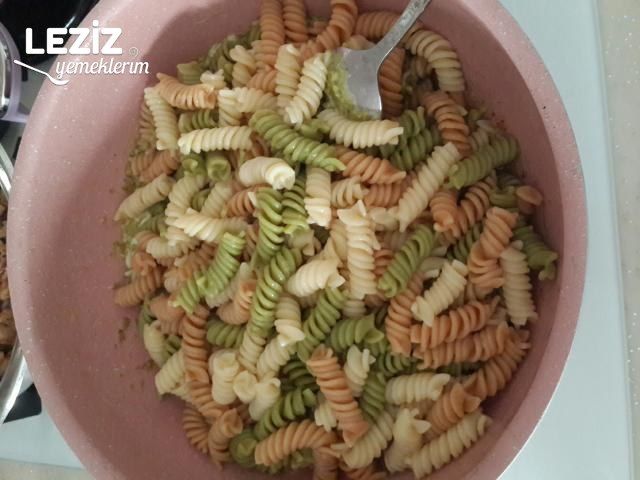 Kremalı Pesto Soslu Sebzeli Makarna