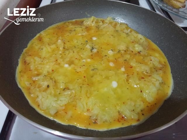 Kahvaltılık Patatesli Kaşarlı Omlet