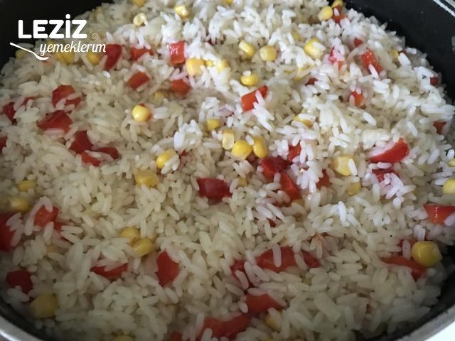 Kırmızı Biber Ve Mısırlı Pirinç Pilavı