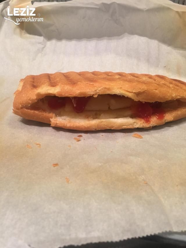 Ketçaplı Mayonezli Kaşarlı Tost