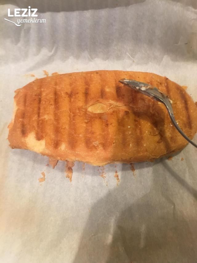 Ketçaplı Mayonezli Kaşarlı Tost