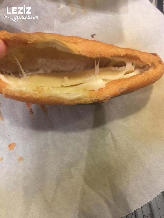 Ketçaplı Mayonezli Kaşarlı Tost