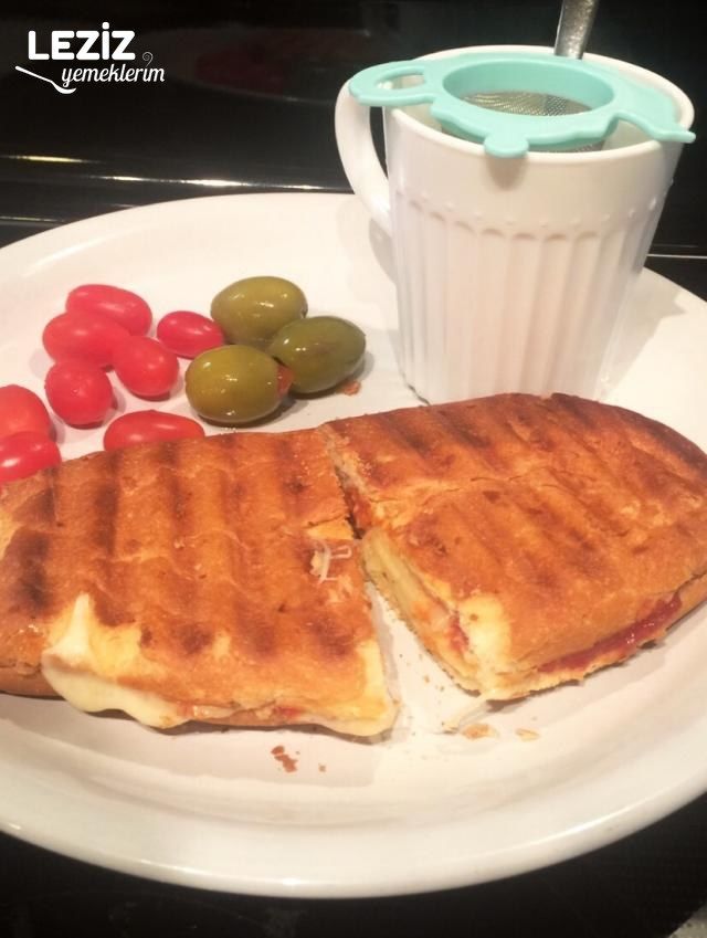 Ketçaplı Mayonezli Kaşarlı Tost