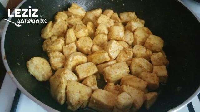 Köri Soslu Kremalı Enfes Tavuk