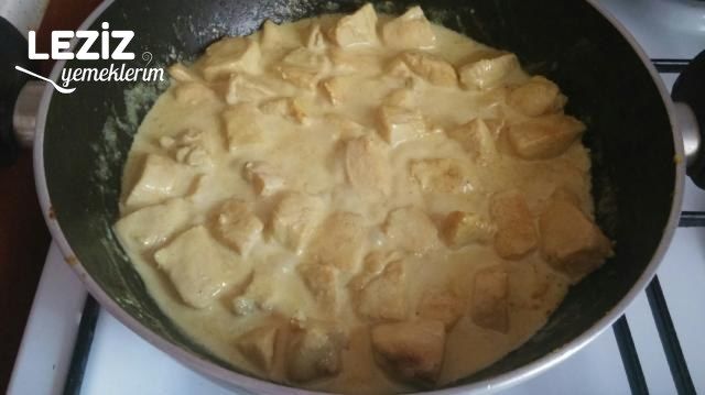 Köri Soslu Kremalı Enfes Tavuk