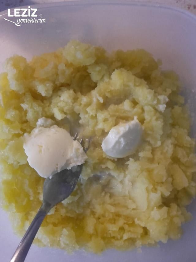 Güveçte Patates Püreli Köfte Tarifi