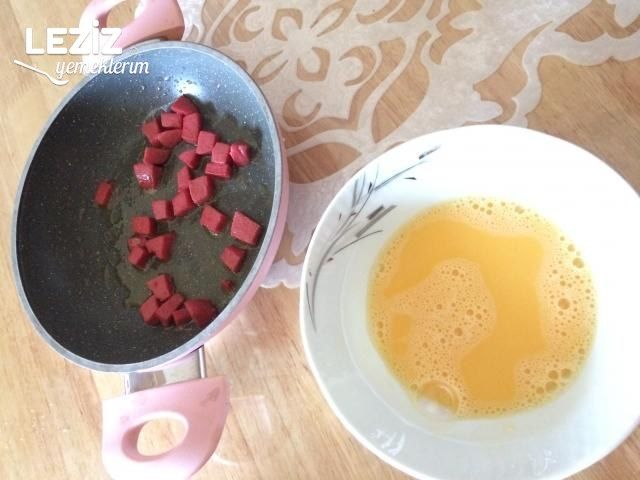 Salamlı Peynirli Yumurta Tarifi