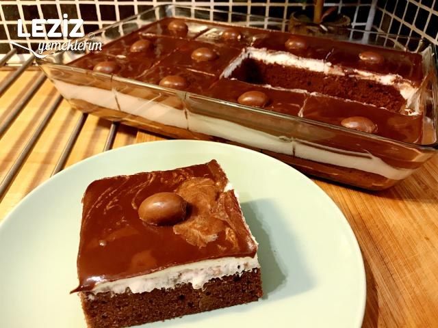 Ganaj Soslu Çikolatalı Kek (Pasta Tadında)