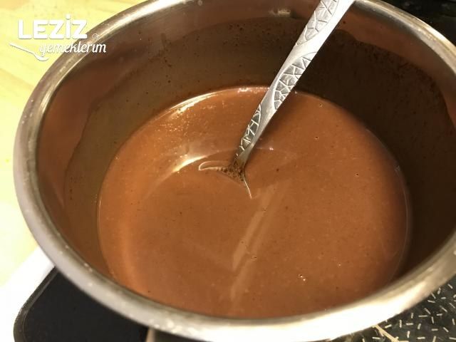 Ganaj Soslu Çikolatalı Kek (Pasta Tadında)