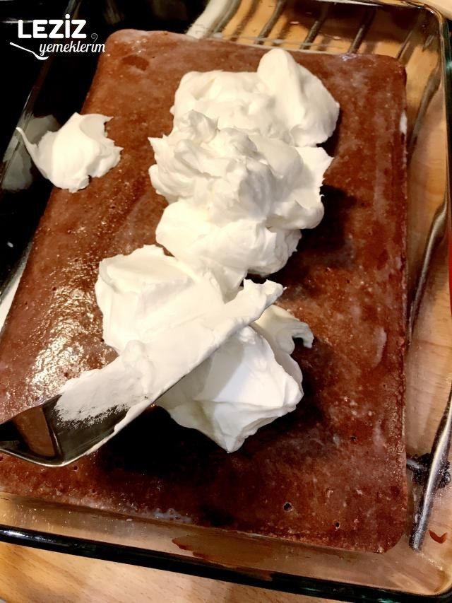 Ganaj Soslu Çikolatalı Kek (Pasta Tadında)