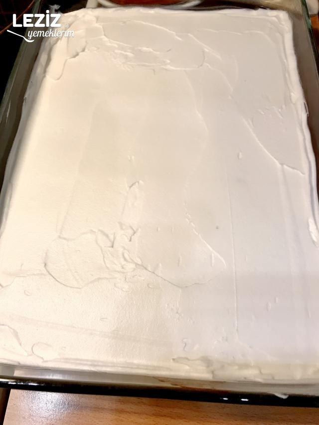 Ganaj Soslu Çikolatalı Kek (Pasta Tadında)