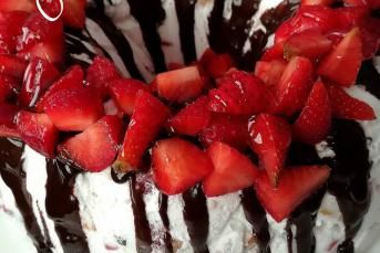 Çilekli Parfe Nasıl Yapılır