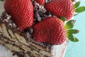 Bisküvili Çilekli Kolay Pasta Tarifi