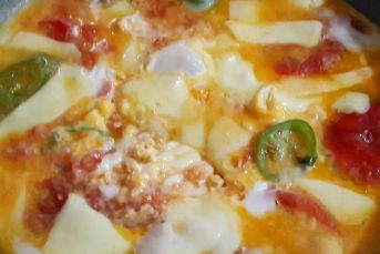 Domatesli Kaşarlı Yumurta