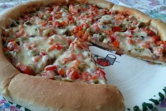 Kenarları Peynir Dolgulu Pizza