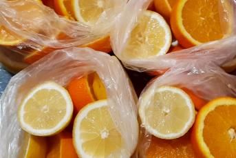 Yazın Limonata Yapımı İçin Buzluğa Portakal Ve Limonu Nasıl Koyarız