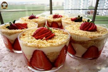 Sıcak Çilek Tatlısı