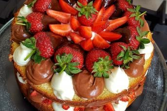 Kremalı Çikolatalı Ve Çilekli Pasta