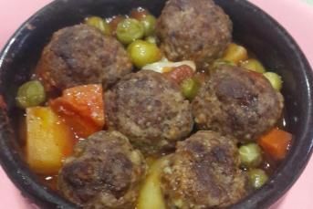 Güveçte Sebzeli Köfte