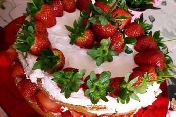 Çilek Rüyası Pastam (Çok Pratik)