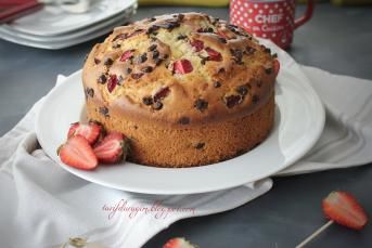 Çilekli Parça Çikolatalı Kek