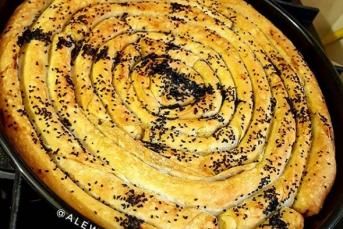 Soğanlı Pul Biberli Çıtır Börek