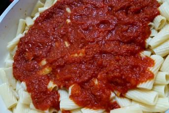 Domatesli Kekikli Ve Sarımsaklı Makarna (Salçasız)