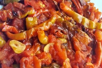 Kırmızı Ve Yeşil Biber Yemeği