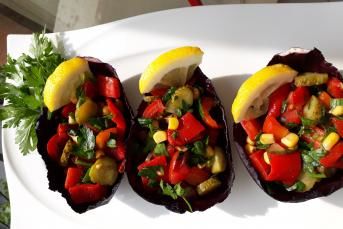 Mor Lahana Çanağında Közbiber Salatası