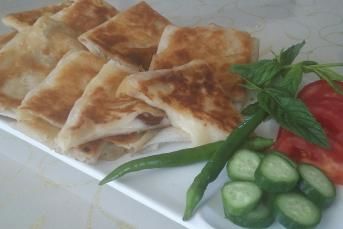 Sahur İçin Pratik Peynirli Sucuklu Gözleme