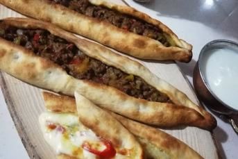 Etli Ve Kaşarlı Pide