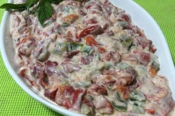 Yoğurtlu Kırmızı Biber Salatası
