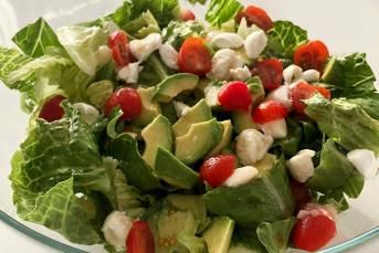 Avokadolu Peynirli Salata