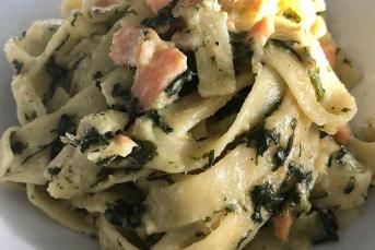 Sütte Somonlu Ispanaklı Makarna